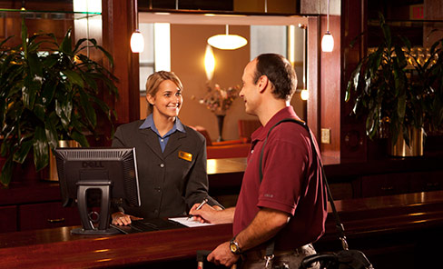 gestion-hotelera-recepcionista Cinco asombrosos trabajos que puedes conseguir con un título en gestión hotelera
