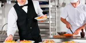 titulo-gerente-restaurante-300x150 Cinco asombrosos trabajos que puedes conseguir con un título en gestión hotelera