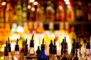 bartender-mantener-buen-stock-300x200 Cinco consejos para gestionar un bar exitoso