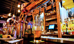 bartender-monitoriar-nivel-servir-300x179 Cinco consejos para gestionar un bar exitoso