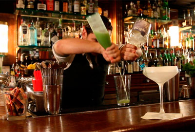 bartender-primer-turno Asistente de bar: Cómo forjar tu camino hacia el puesto de bartender