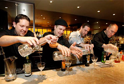 Asistente de bar: Cómo forjar tu camino hacia el puesto de bartender