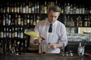 ¿Cuál es la diferencia entre un bartender y un mixólogo?
