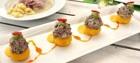 La carne y las papas de los platos exóticos de la gastronomía peruana