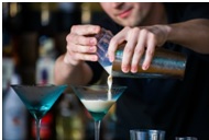 servir-clientes-bartender Lo que necesitas para ser un bartender profesional