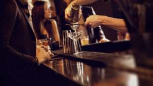 Cómo convertirte en un bartender con estos simples consejos