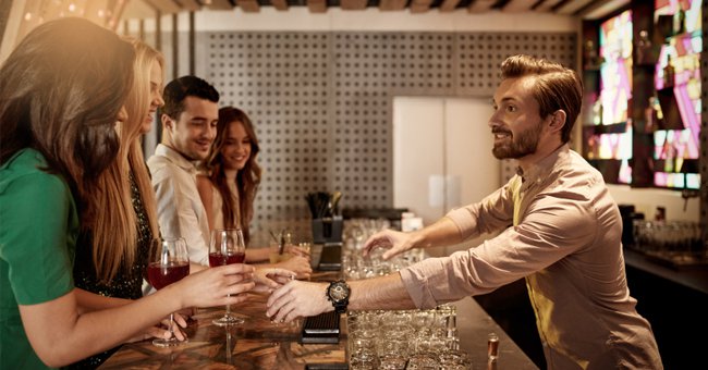 Bartender: Cómo debes atender a un cliente