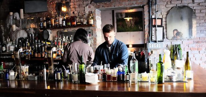 bar barback bartender ayuda gediscovery portada