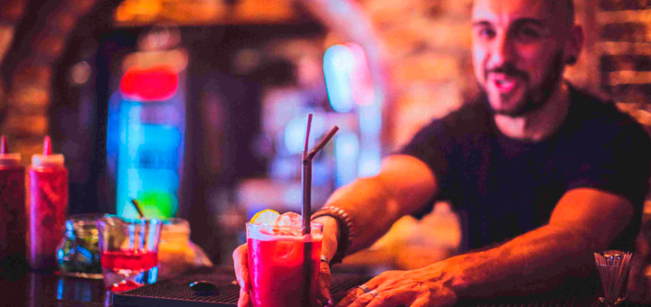 Aprende a tratar con clientes difíciles al trabajar como bartender profesional