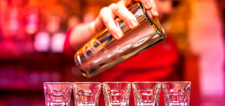 Aprende a tratar con clientes difíciles al trabajar como bartender profesional