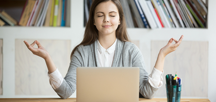 chica estudiando que carrera estudiar